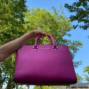 Michael Kors Purse w/protector bag 👛